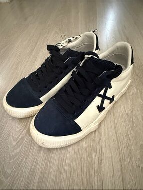 Off white Women’s Two-Tone Navy and White Low-Top Sneakers